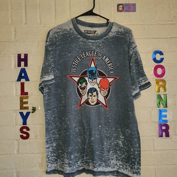DC Justice League Retro style Shirt Size LARGE - Picture 1 of 4